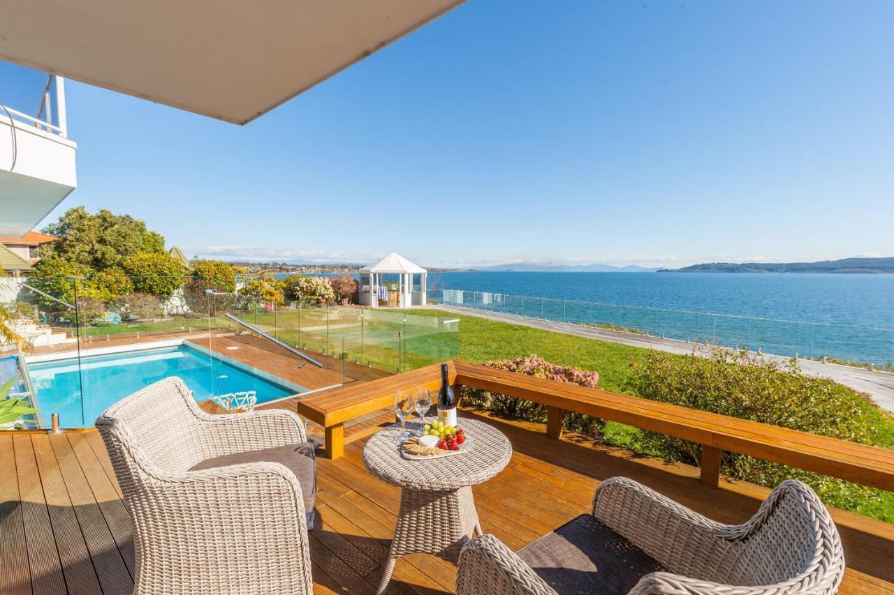 Spectacular Lakefront Home Taupo Exterior photo