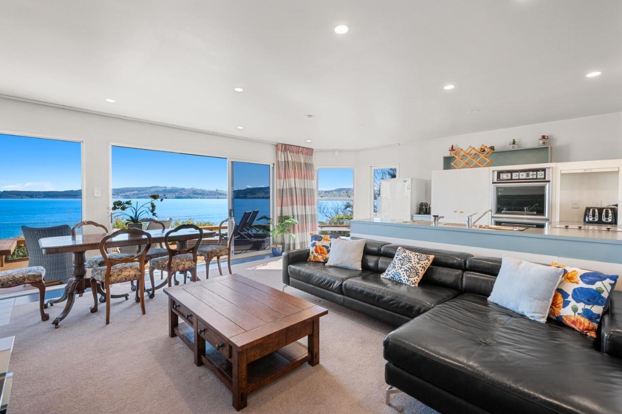 Spectacular Lakefront Home Taupo Exterior photo